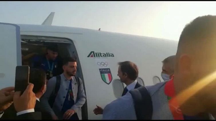 Europei, l'attesa dei tifosi a Fiumicino: poi arriva Chiellini con la coppa