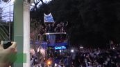 Europei: la festa infinita degli azzurri, scortati in albergo dai fan