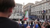 Europei, azzurri su bus scoperto a Roma: bagno di folla tra cori, fumogeni e sfotto'