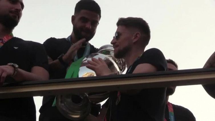 La coppa degli Europei in trionfo sul pullman della Nazionale, con Berrettini