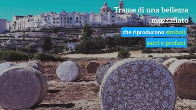 Balle di fieno avvolte in centrini magnifici: la meraviglia di Locorotondo