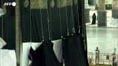 La Kaaba alla Mecca adornata con il nuovo Kiswah
