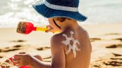 Come spalmare la crema solare sui bambini piccoli