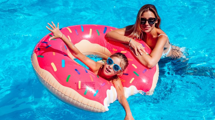 Bambini al mare o in piscina: le regole per evitare l'annegamento
