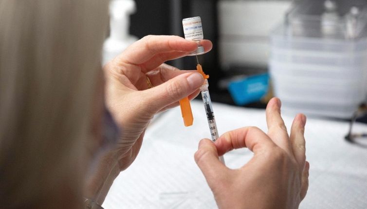 Pfizer, nuovo effetto collaterale del vaccino: la paralisi facciale di Bell