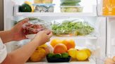 Frutta e verdura, perché non lavarle prima di metterle in frigo