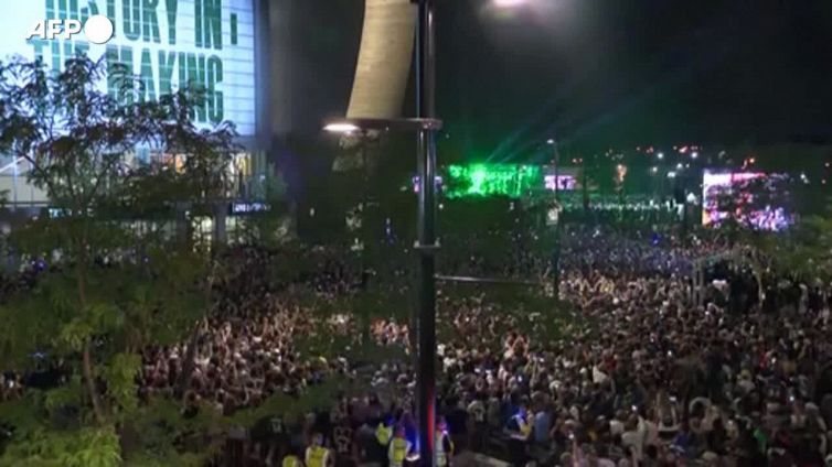 Nba, i tifosi dei Bucks in festa fuori dal Fiserv Forum