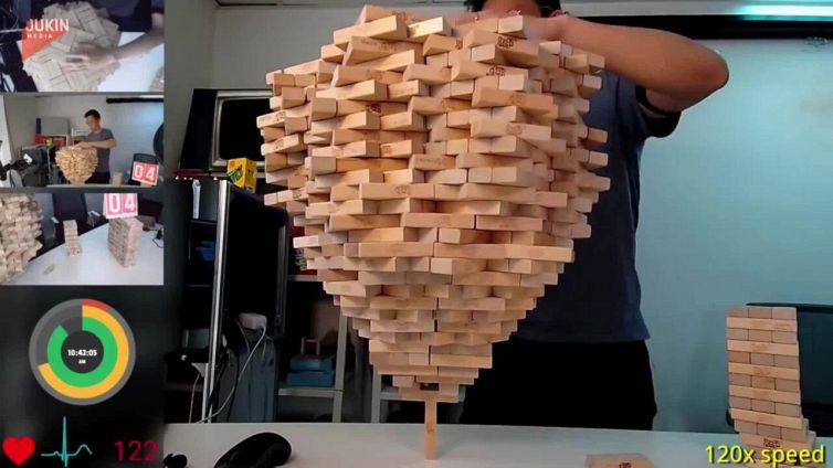 Impila 1500 mattoncini su un pezzo di legno. Poi accade l'irrimediabile