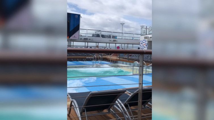 Uragano, onde alte come in mare sulla piscina della nave da crociera