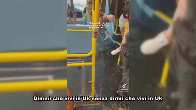 Salgono sull’autobus a Londra ma è allagato: il video surreale
