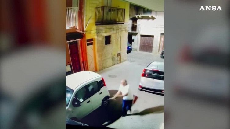 Licata, il consigliere comunale insegue l'auto del socio e gli spara