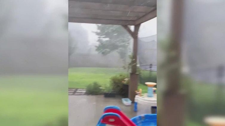 L’uragano spazza via i giochi in giardino: la scena incredibile