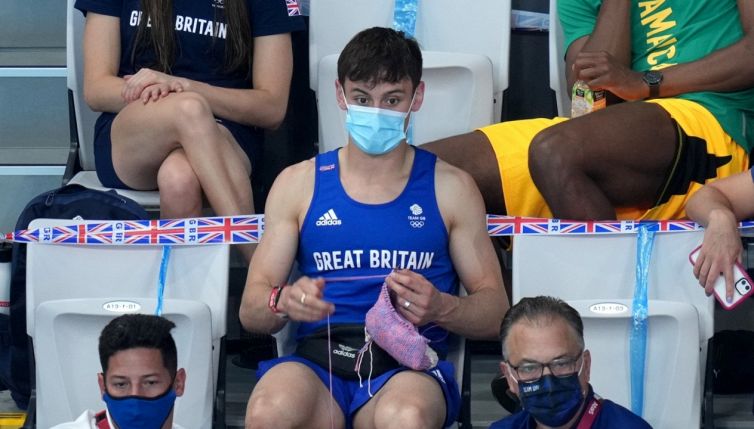 Olimpiadi di Tokyo, Tom Daley lavora a maglia: il motivo