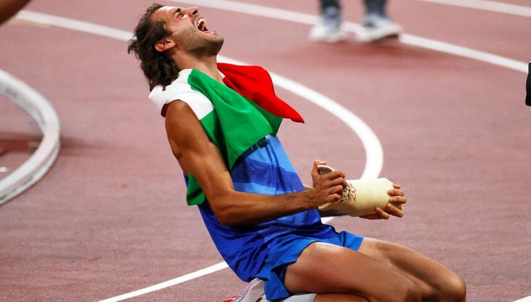 Tamberi oro alle Olimpiadi di Tokyo: cosa significa quel gesso nelle foto