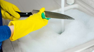 Coltelli: forse li hai lavati (e non solo) nel modo sbagliato