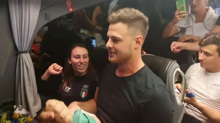 Vanessa Ferrari canta "Madonnina dai riccioli d'oro" sul pullman verso casa