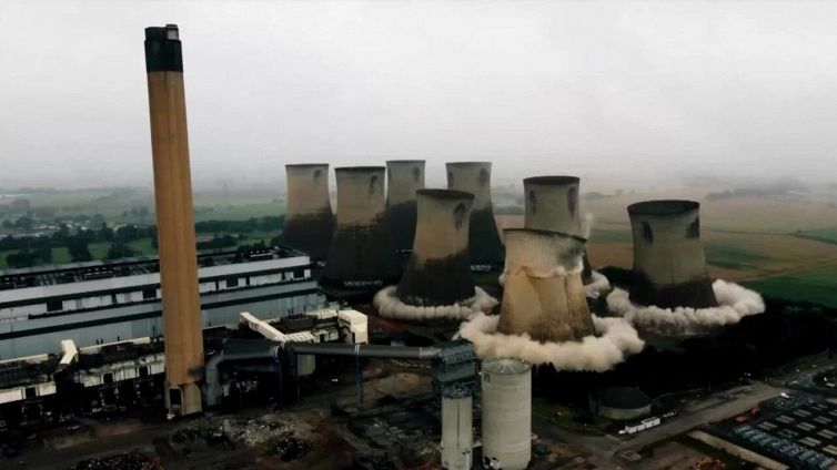 Crolla la centrale: il video della demolizione è spettacolare
