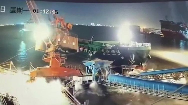 Disastro al porto: nave si schianta sul molo e distrugge una gru