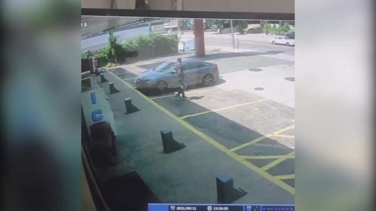 Prova a rubare l'auto ad un campione di lotta: ecco come va a finire