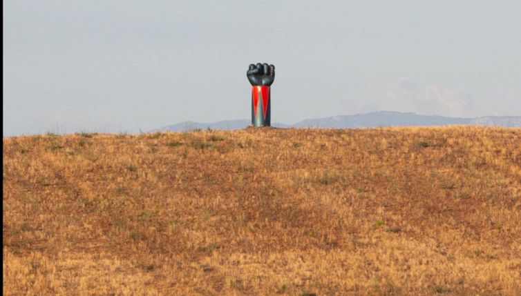 Spunta un totem dal nulla