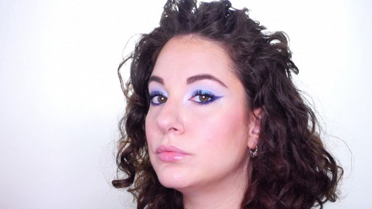 Trucco azzurro e blu luminoso ispirato ai colori del mare