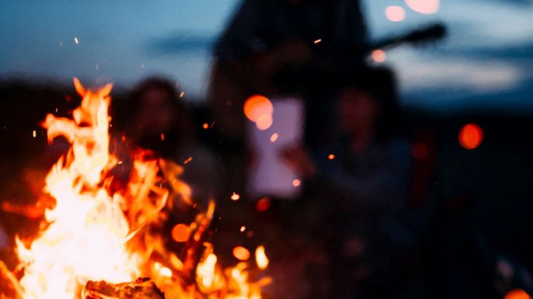 I falò di Ferragosto: la tradizione e perché sono vietati