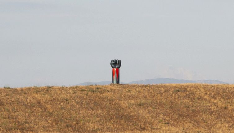 Il braccio di Goldrake diventa un’installazione d’arte in Maremma
