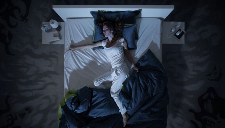 Caldo e insonnia: 5 trucchi per dormire (mangiando bene)