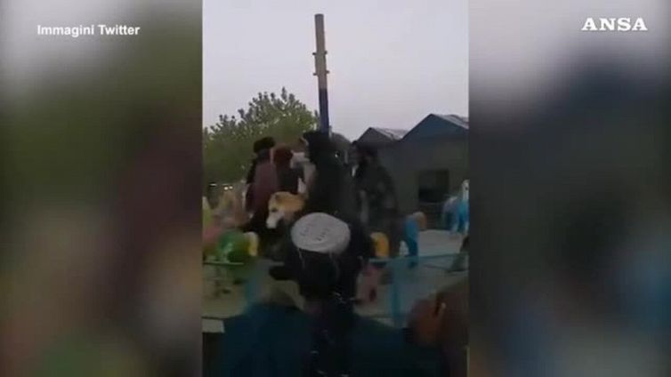Afghanistan, i talebani al luna park: si divertono con l'autoscontro