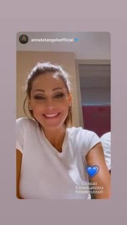 Livio Cori e Anna Tatangelo escono allo scoperto: il video e il bacio su Instagram