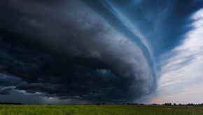 Shelf cloud: cosa sono le gigantesche nuvole mensola