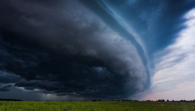 Appaiono nel cielo e fanno paura: lo strano fenomeno delle shelf cloud