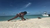 Fa yoga in spiaggia ma arriva l'iguana dispettosa e accade l'incredibile