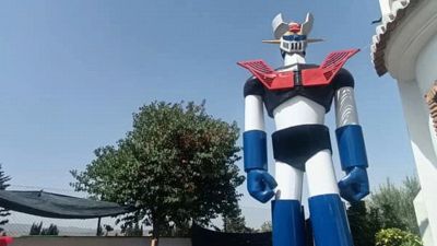 C'è Mazinga in giardino: la strana statua di una famiglia