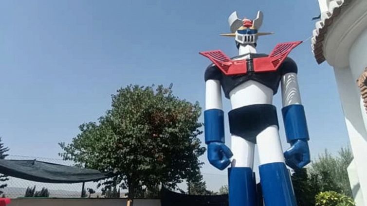 Un enorme Mazinga Z in giardino: la costruzione è spettacolare