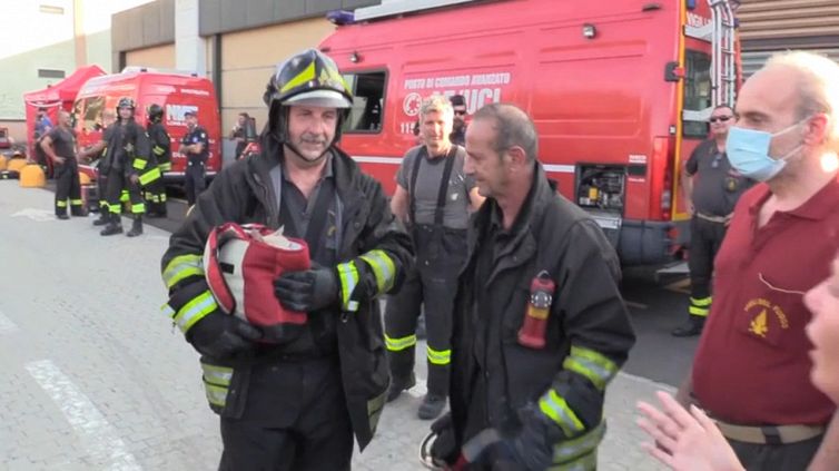 Incendio a Milano, l'emozionante salvataggio dei due gattini