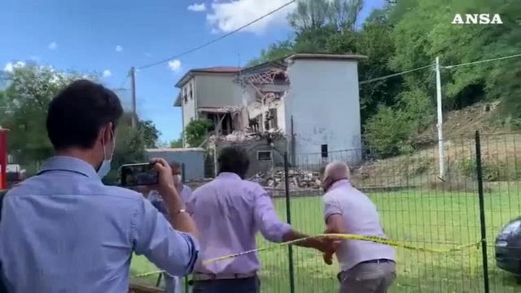 Esplosione e crollo di un'abitazione a Pontremoli, un morto