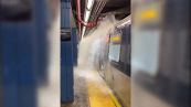 New York, il video della “cascata” di pioggia in metrò