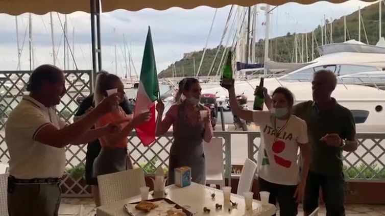 Paralimpiadi, Ambra Sabatini vince l'oro nei 100 metri: festa nel negozio della mamma all'Argentario