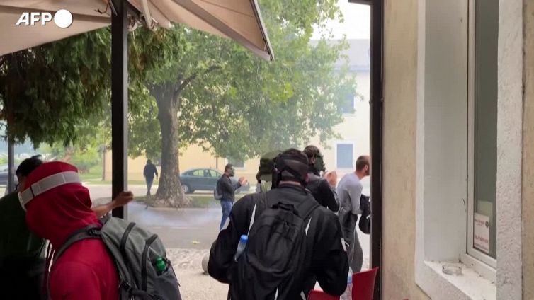 Montenegro, protesta contro il nuovo vescovo metropolita: strada bloccata e scontri con la Polizia