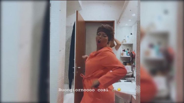 Carolina Marconi non perde il sorriso: il video con la sorella è pura gioia