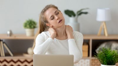 5 esercizi per allenare i muscoli delle spalle a casa