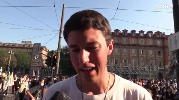 Fridays For Future, a Torino i ragazzi di Greta sono migliaia
