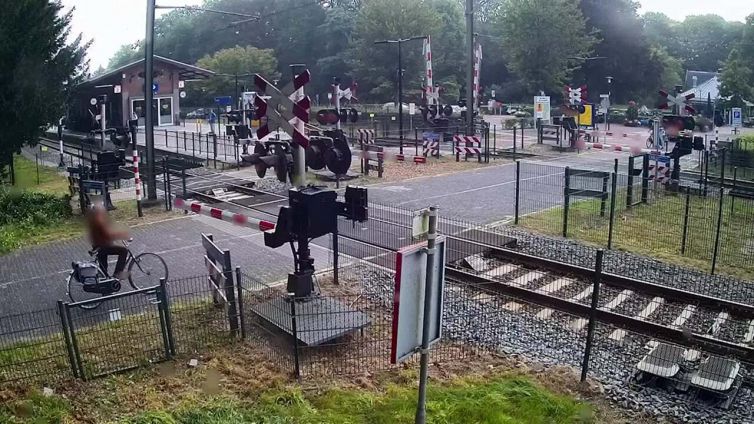 Il folle gesto: attraversa i binari mentre arriva il treno