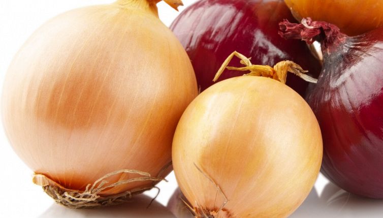 Il trucco per non piangere mentre tagliate le cipolle