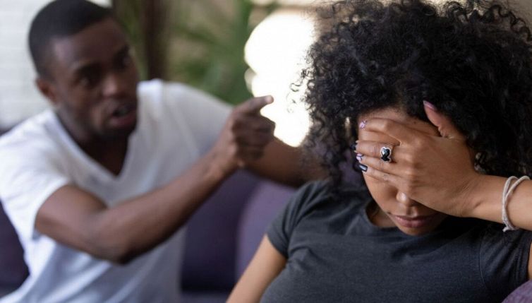 Cos’è il love bombing: la pericolosa tendenza tra le coppie