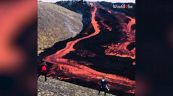 La lava cola dal vulcano davanti ai turisti: la scena da brividi