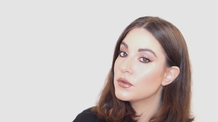 Trucco marrone naturale e luminoso facile da realizzare