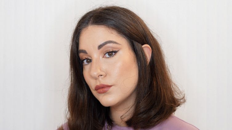 Trucco classico da tutti i giorni con colori opachi e neutri