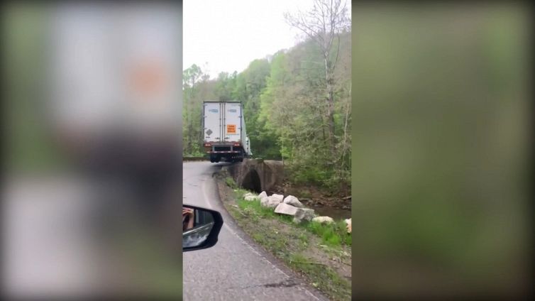 Il tir attraversa il piccolo ponte: la manovra è da brividi
